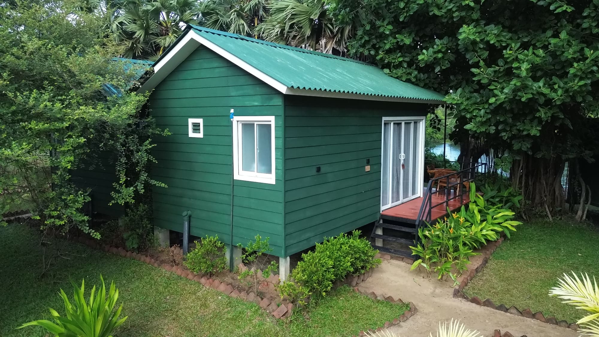 The green timber cabin at Wilpattu with its deck
